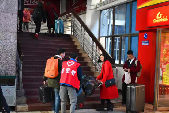 建设街道团工委志愿者参与“暖冬行动”