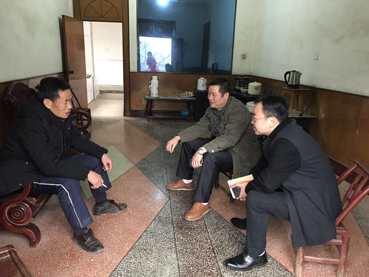 董家塅高科园主任、龙泉街道党工委书记言锐慰问辖区困难党员