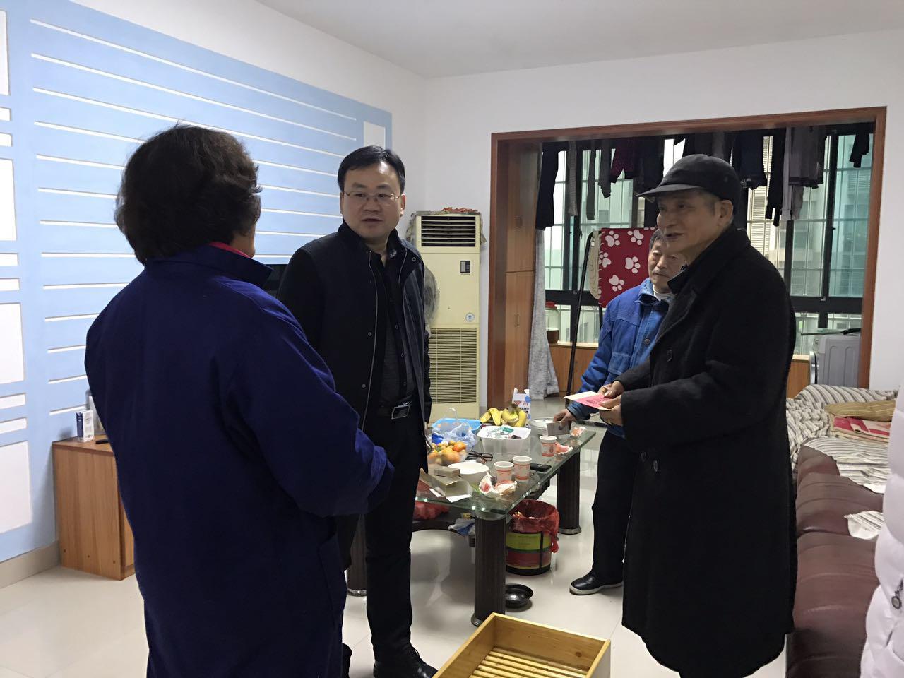 董家塅高科园主任、龙泉街道党工委书记言锐慰问辖区困难党员