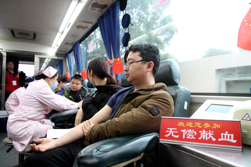 我局干部职工踊跃参与无偿献血活动