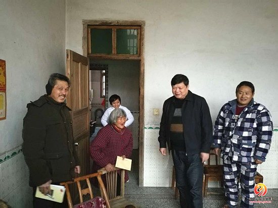县统计局走访慰问帮扶村困难群众