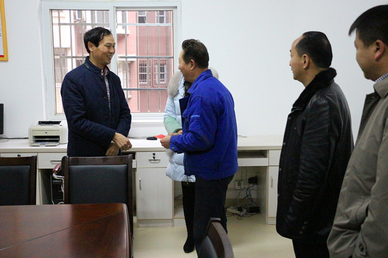 区委书记王建勇到董家塅街道走访慰问困难党员
