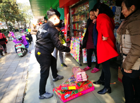 贺家土办事处协同芦淞区消防大队进行烟花鞭炮“打非”专项整治安全排查