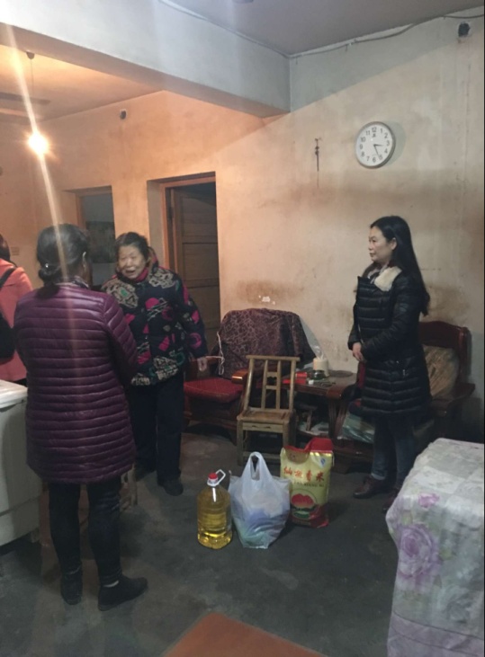 嵩山街道社区卫生服务中心：走访送年货 慰问困难户