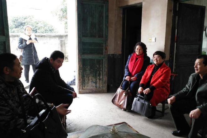 市卫计委关爱慰问龙泉街道早禾坪村特殊家庭