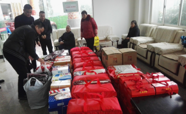 爱心企业节前到枫溪街道慰问困难群众