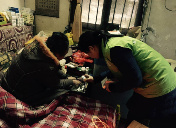 送慰问 送健康 情系辖区困难家庭