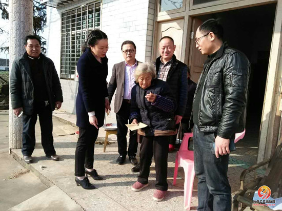县统计局走访慰问帮扶村贫困家庭