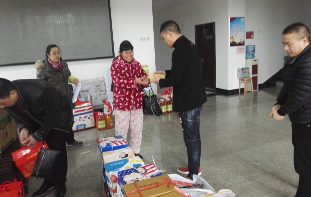 爱心企业节前到枫溪街道慰问困难群众