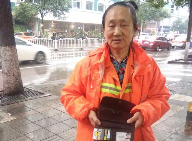 芦淞环卫拾金不昧 传递正能量