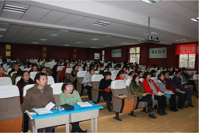 泰山学校教师培训不松懈：“活力课堂” 小组合作学习模式的深入推广