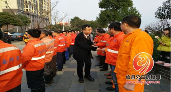 易屹东慰问城管执法一线队员及环卫工人