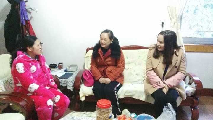 区妇联主席肖政灵到董家塅街道慰问“两癌”妇女患者