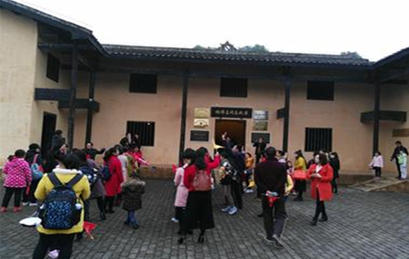 市妇联组织参观杨得志故居