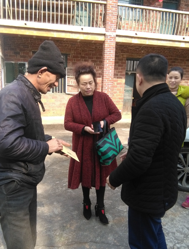 群丰竹溪社区慰问贫困、残疾居民