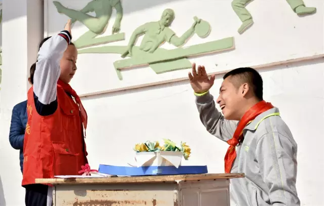 校园新闻|向欧阳凯学习，做自强勤学好少年——欧阳凯走进银海学校