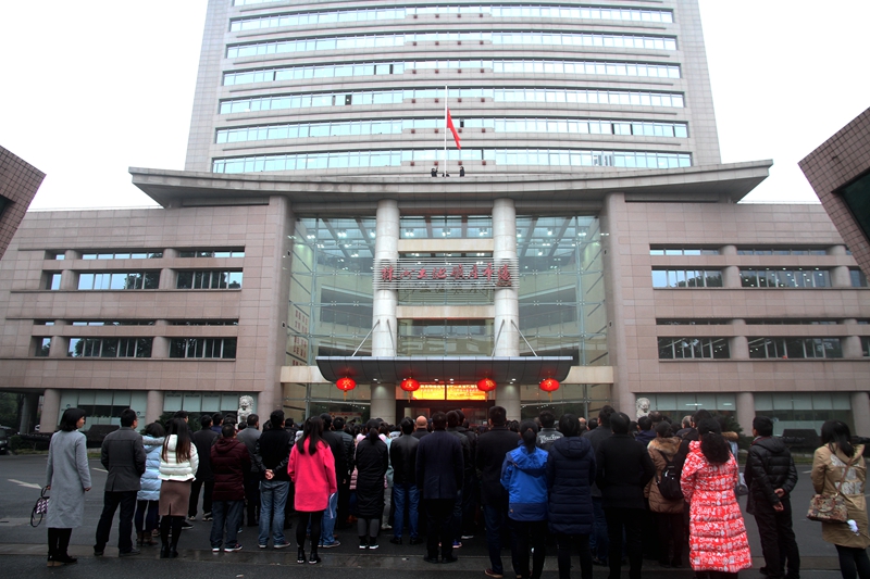 我局以升旗仪式吹响新年工作新号角