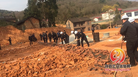 县拆违办：多部门联合执法，开展拆违整治行动