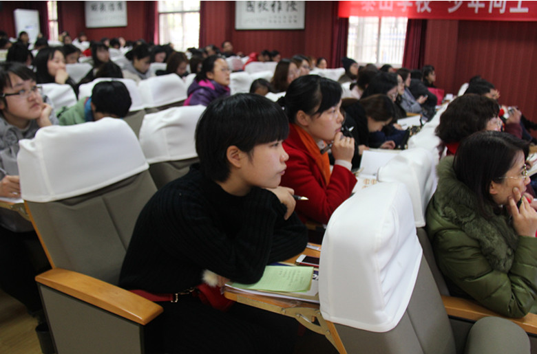 泰山学校教师培训不松懈：“活力课堂” 小组合作学习模式的深入推广