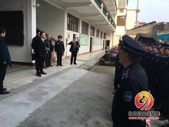 易屹东慰问城管执法一线队员及环卫工人