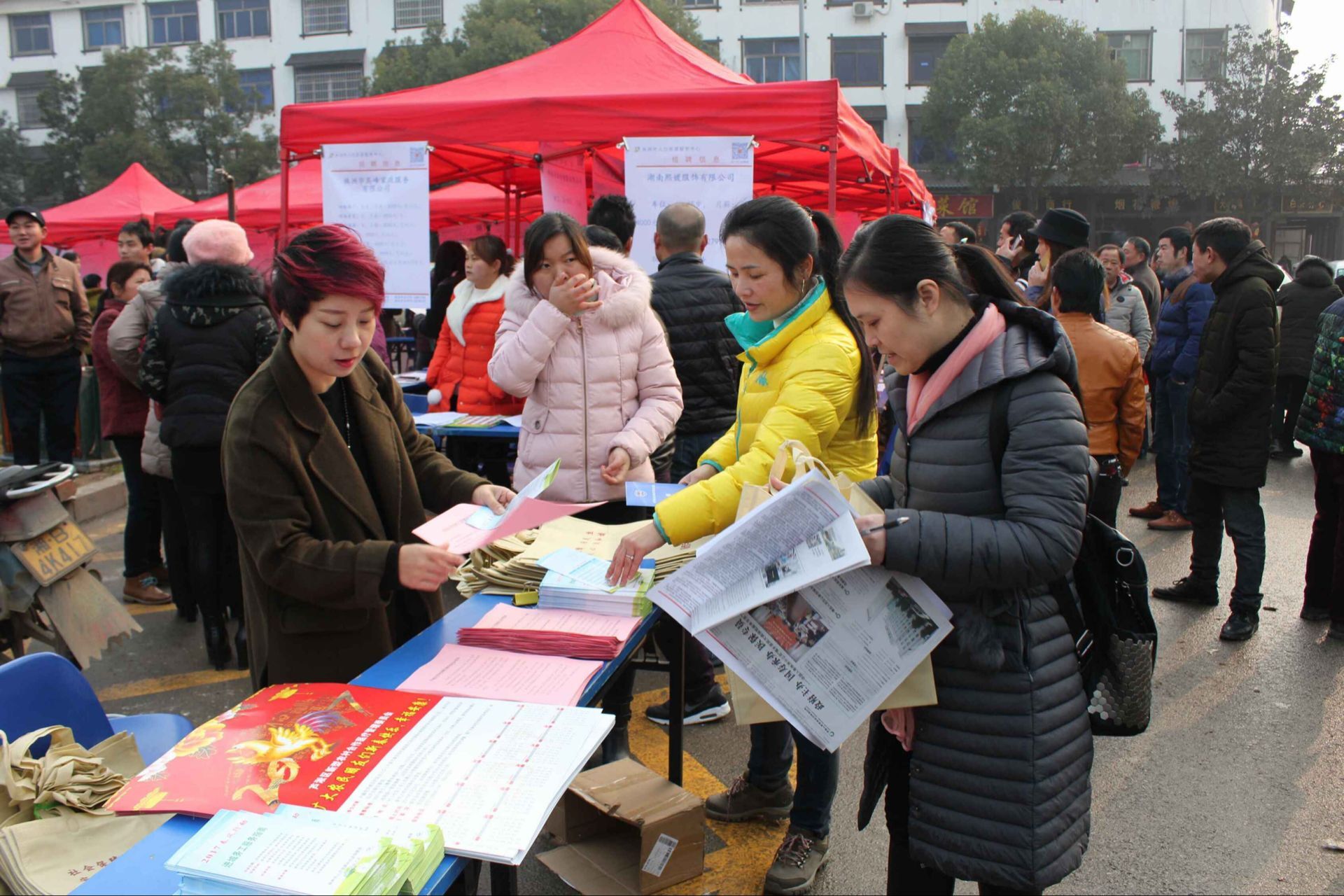 芦淞区举行春节过后首场“春风行动”大型人才招聘会