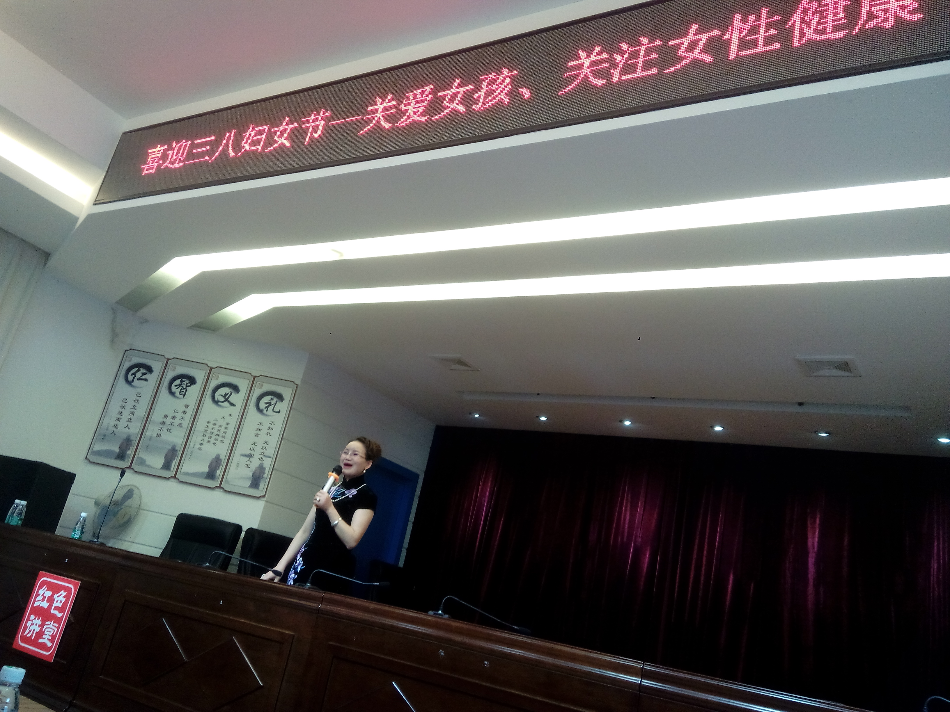贺家土街道计生协开展"喜迎三八妇女节——关爱女孩、关注妇女健康"主题宣传活动