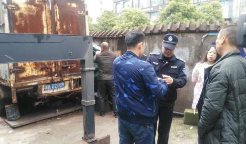 区城管大队清理“僵尸车” 还道于民