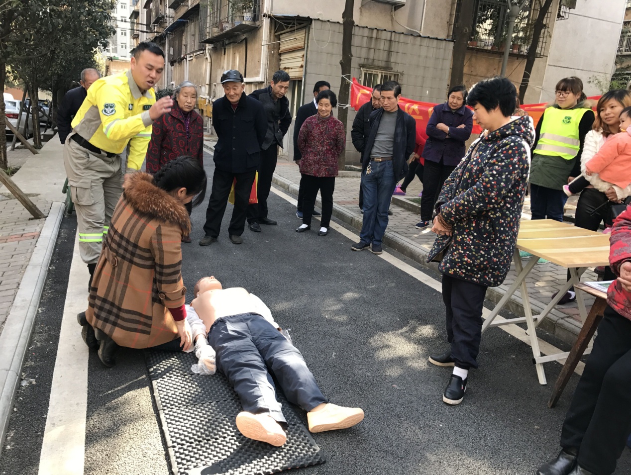 急救知识进社区 居民一起学自救