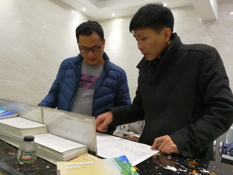 何若愚一行在茶陵县秩堂镇东首村开展扶贫慰问工作