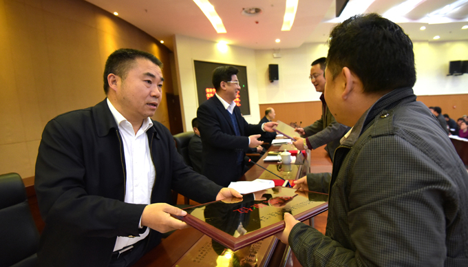 示范区召开党工委（扩大）暨文明表彰、“三个年”动员大会