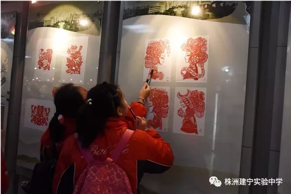 清晨，建宁校园里的“小白鹤”