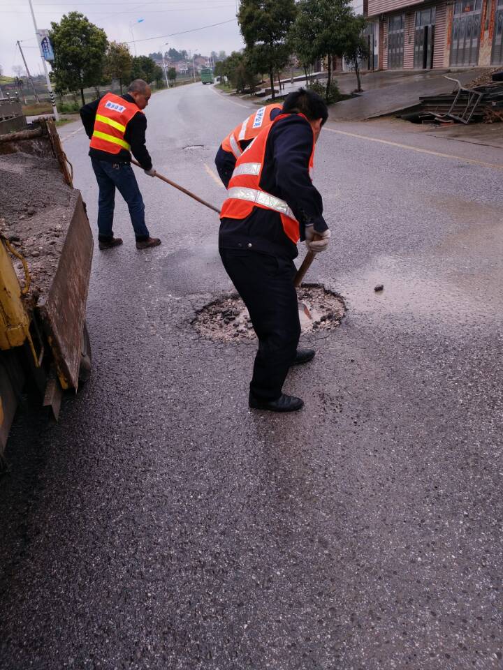 攸县公路局全力加强雨季公路养护