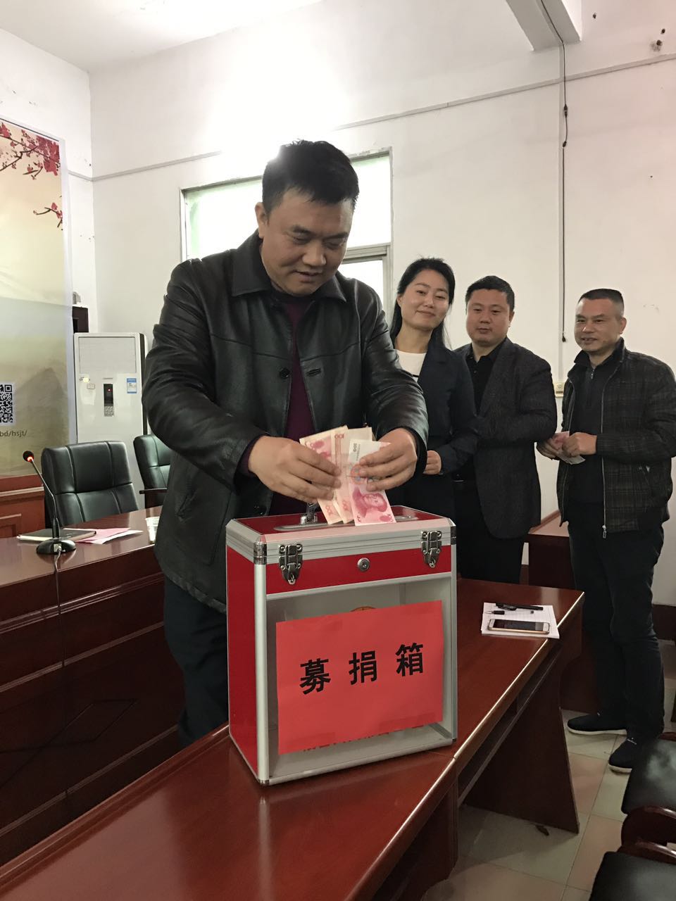 新市镇政府发起募捐助“好的哥”贺文林渡难关
