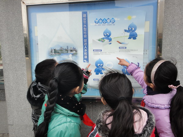 县水利局开展"世界水日、中国水周"宣传活动