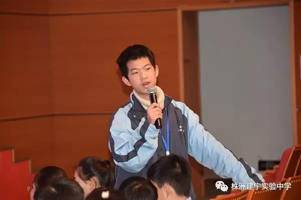 清晨，建宁校园里的“小白鹤”