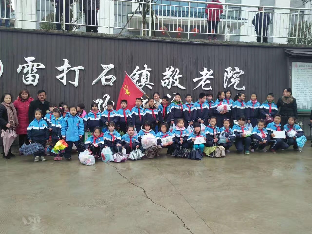 天元区雷打石镇砖桥小学师生到敬老院送温暖