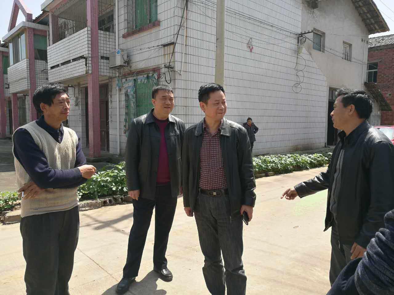 市移民局局长肖力光到新市镇走访三峡移民