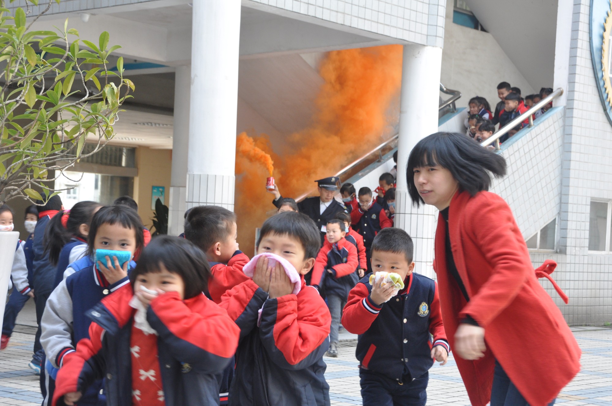 记银海学校消防应急疏散演练