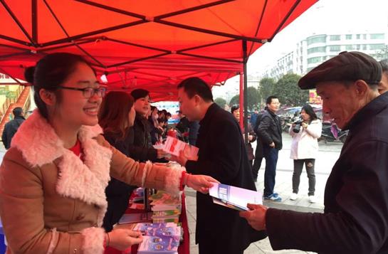 县食药工商质监局3.15开展“打击传销”宣传活动