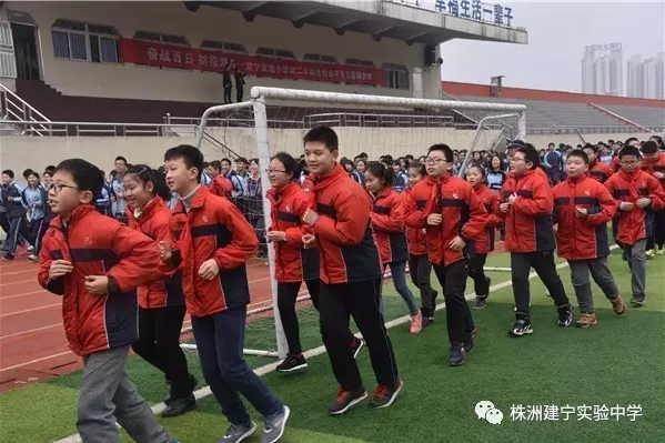 清晨，建宁校园里的“小白鹤”