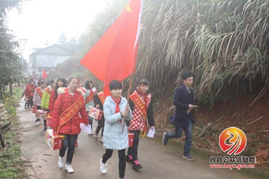 校园春风暖人心　雷锋精神代代传