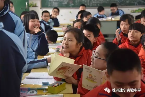 清晨，建宁校园里的“小白鹤”