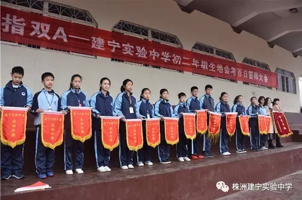清晨，建宁校园里的“小白鹤”