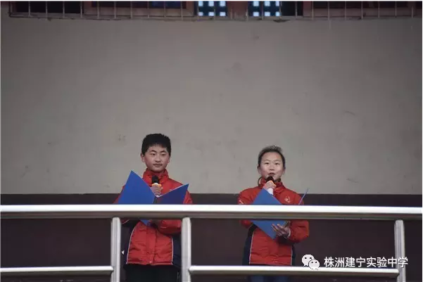 清晨，建宁校园里的“小白鹤”