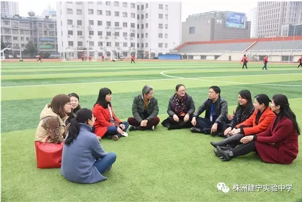 清晨，建宁校园里的“小白鹤”