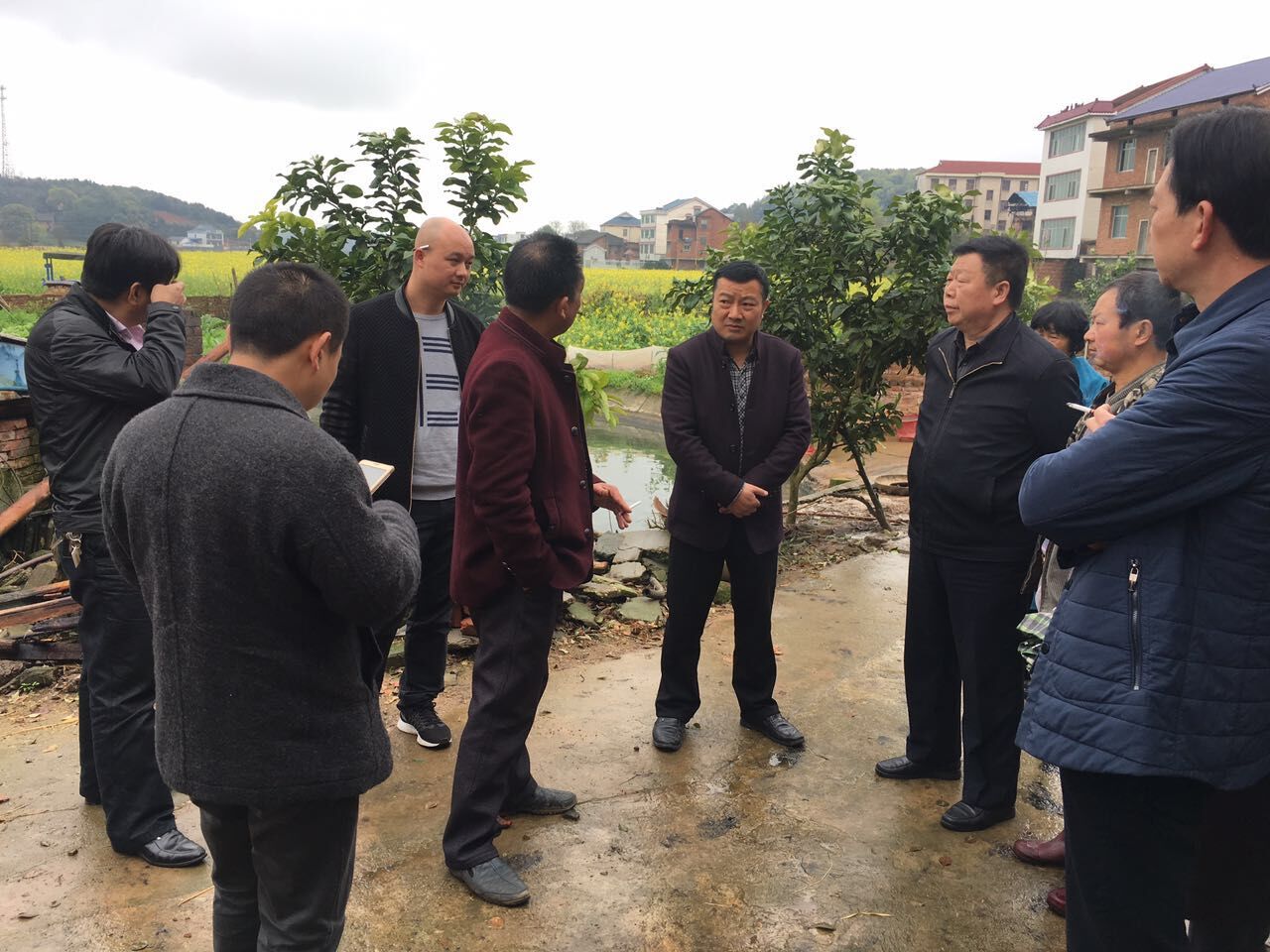 县畜牧水产局局长到桃水受灾养殖场指导灾后后续工作