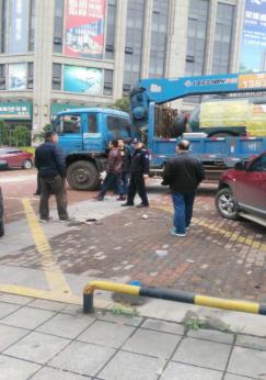 区城管大队清理“僵尸车” 还道于民