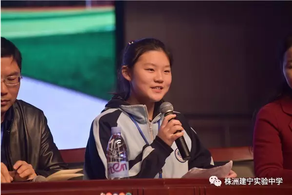 清晨，建宁校园里的“小白鹤”
