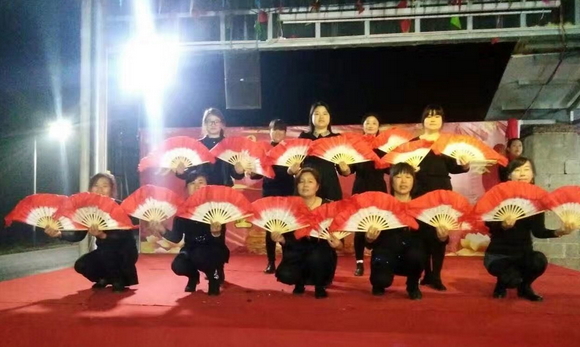 天元区雷打石镇敲锣打鼓庆三八
