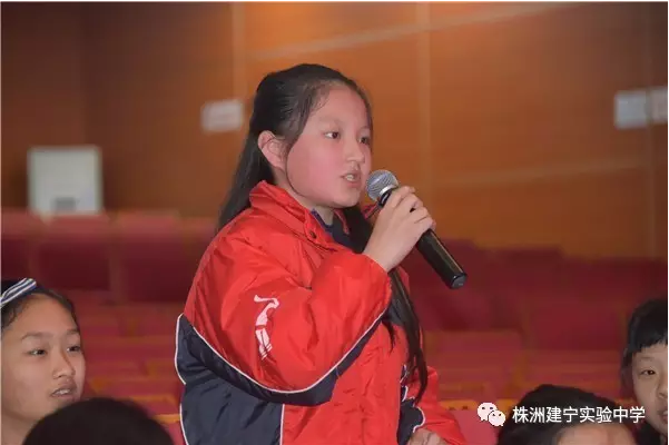 清晨，建宁校园里的“小白鹤”